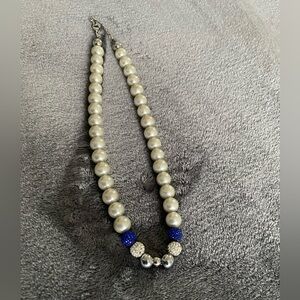Pearl necklace with sapphires.